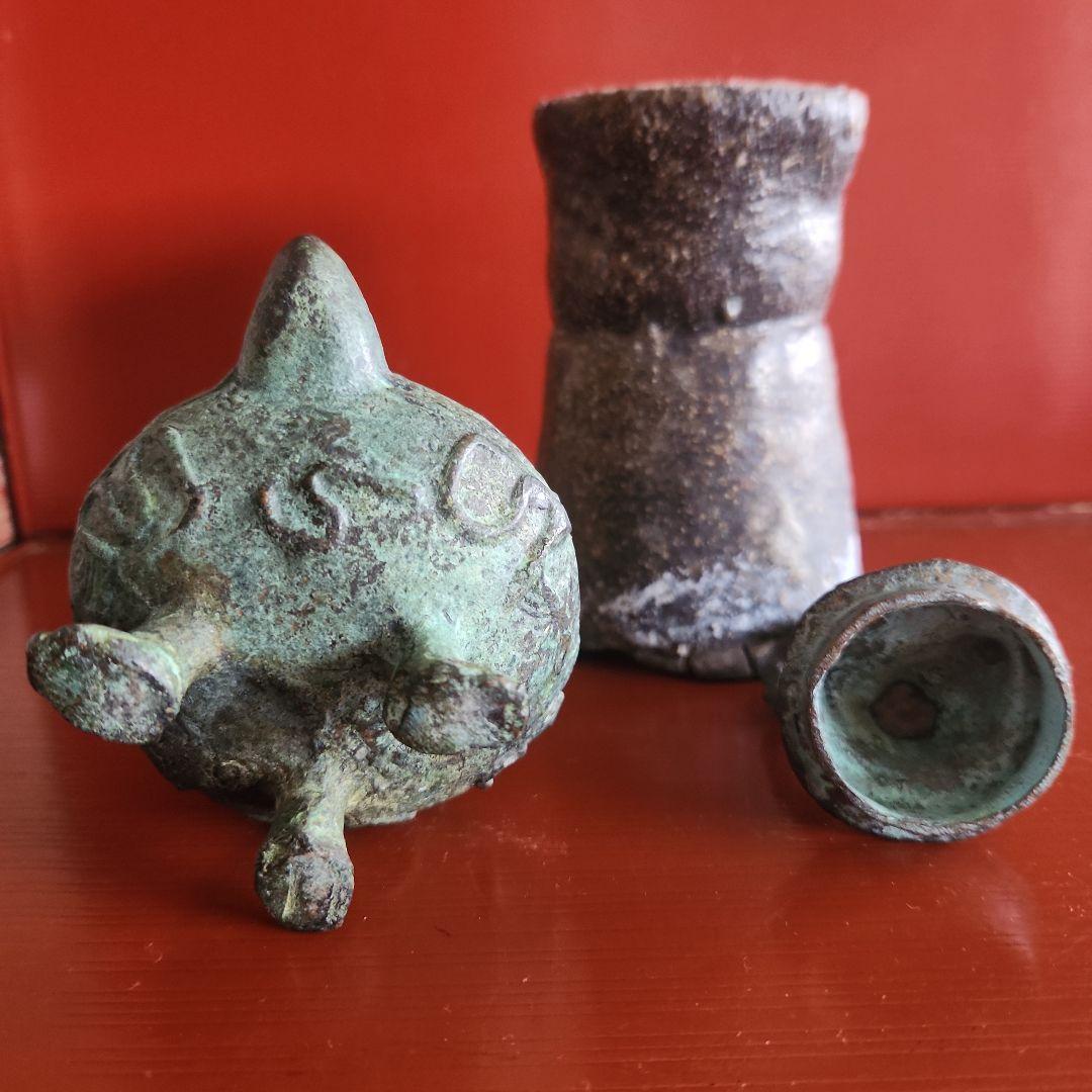 古銅ヴィシュヌ像寺院の石油ランプ土台付き