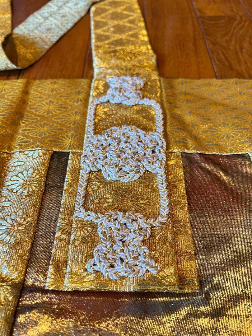 伝統的な金色の衣桁