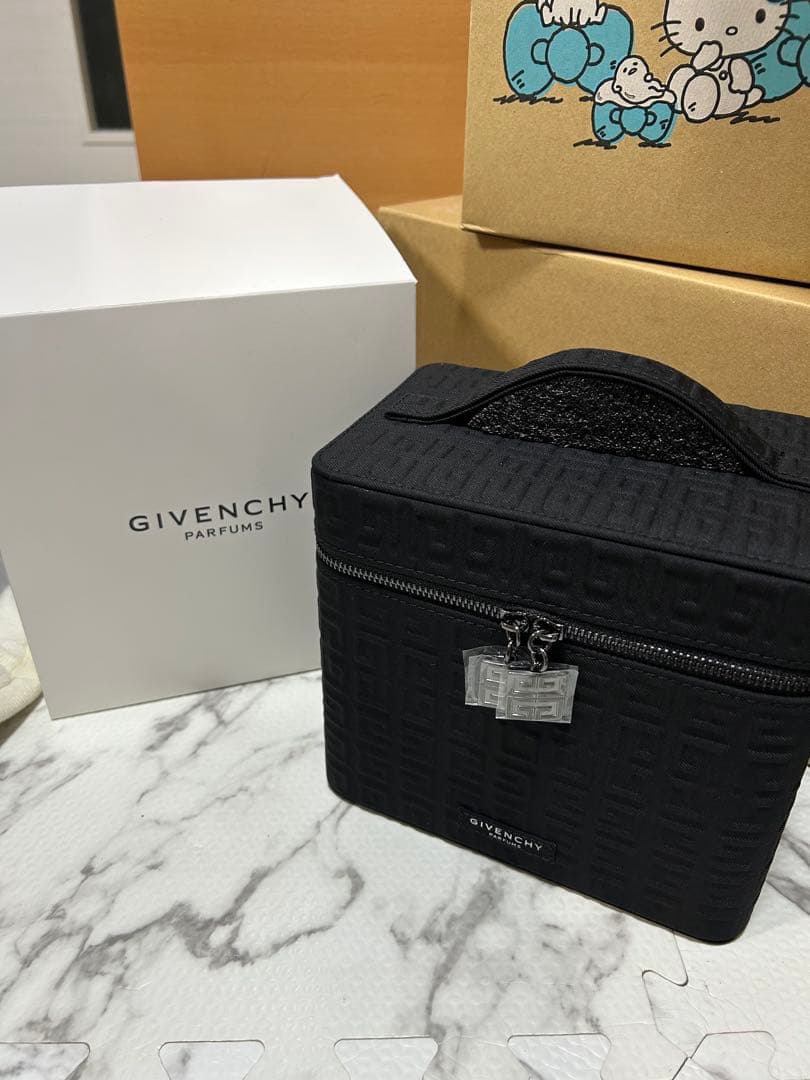 GIVENCHY PARFUMS ジバンシィ ノベルティ バニティポーチ