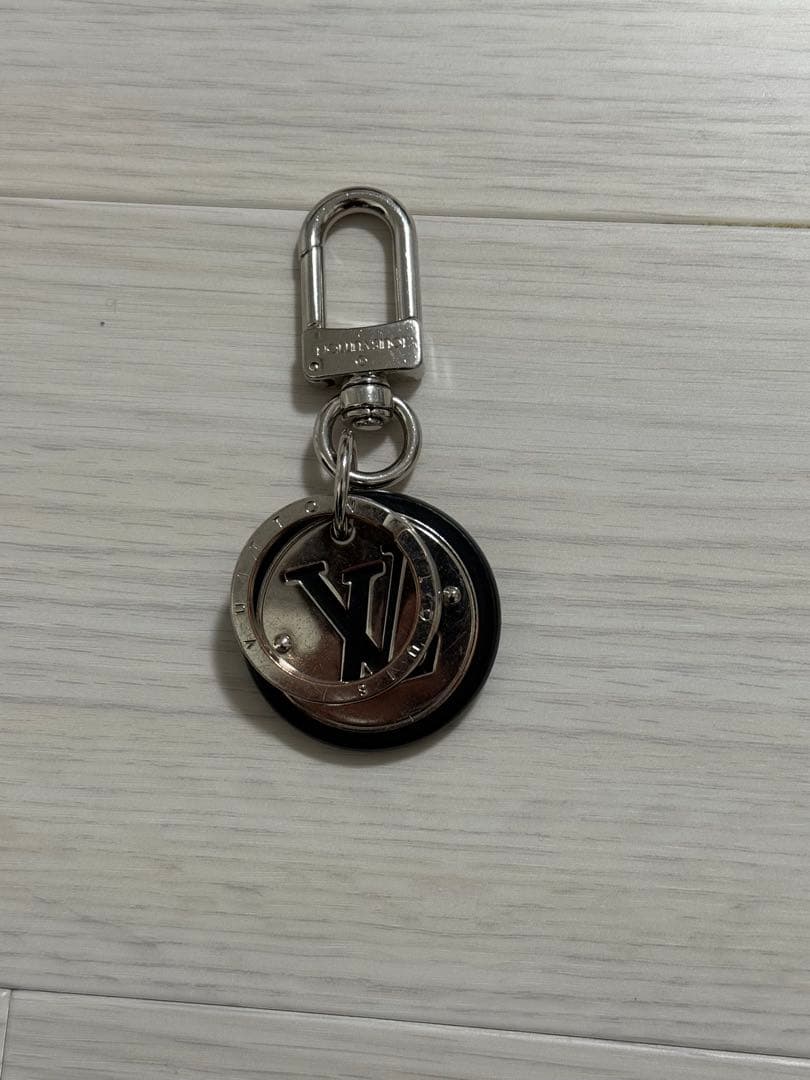 山田涼介 着用 ルイヴィトン キーホルダー LVサークル