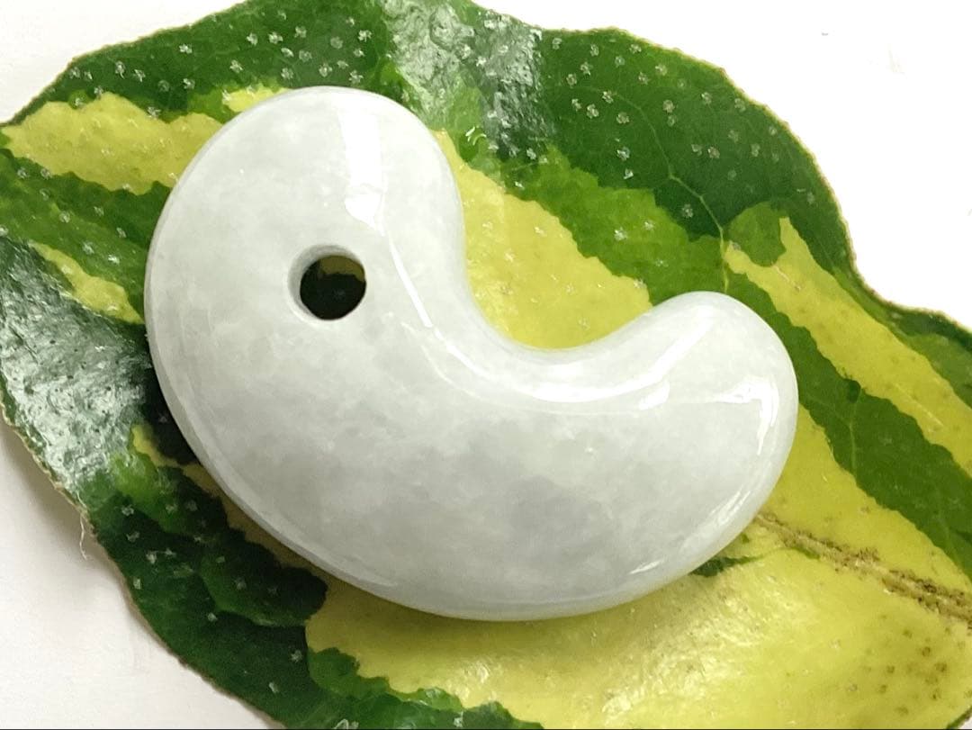 ✳白色糸魚川翡翠勾玉　本物保証品ジェダイト　即ご決断購入を　御守りをお身近に‼️