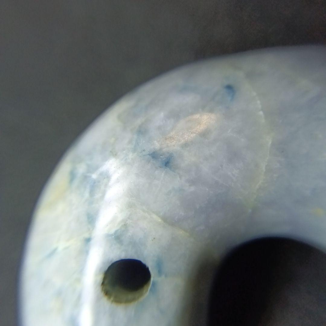 天然石 勾玉　淡い緑色と白色の混合　約18g