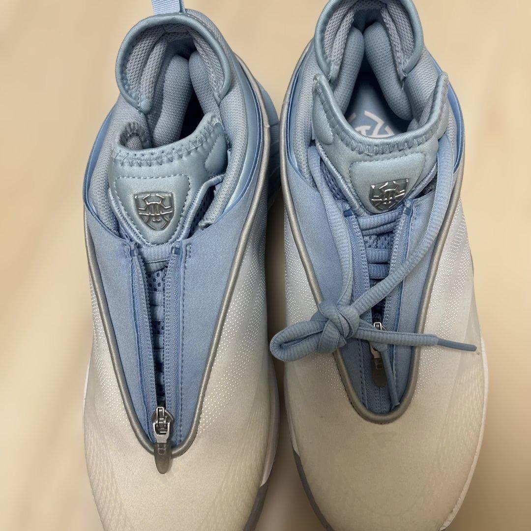 adidas ライトブルー バスケットボールシューズ