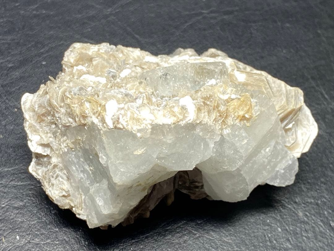 アクアマリン　マイカ　147g