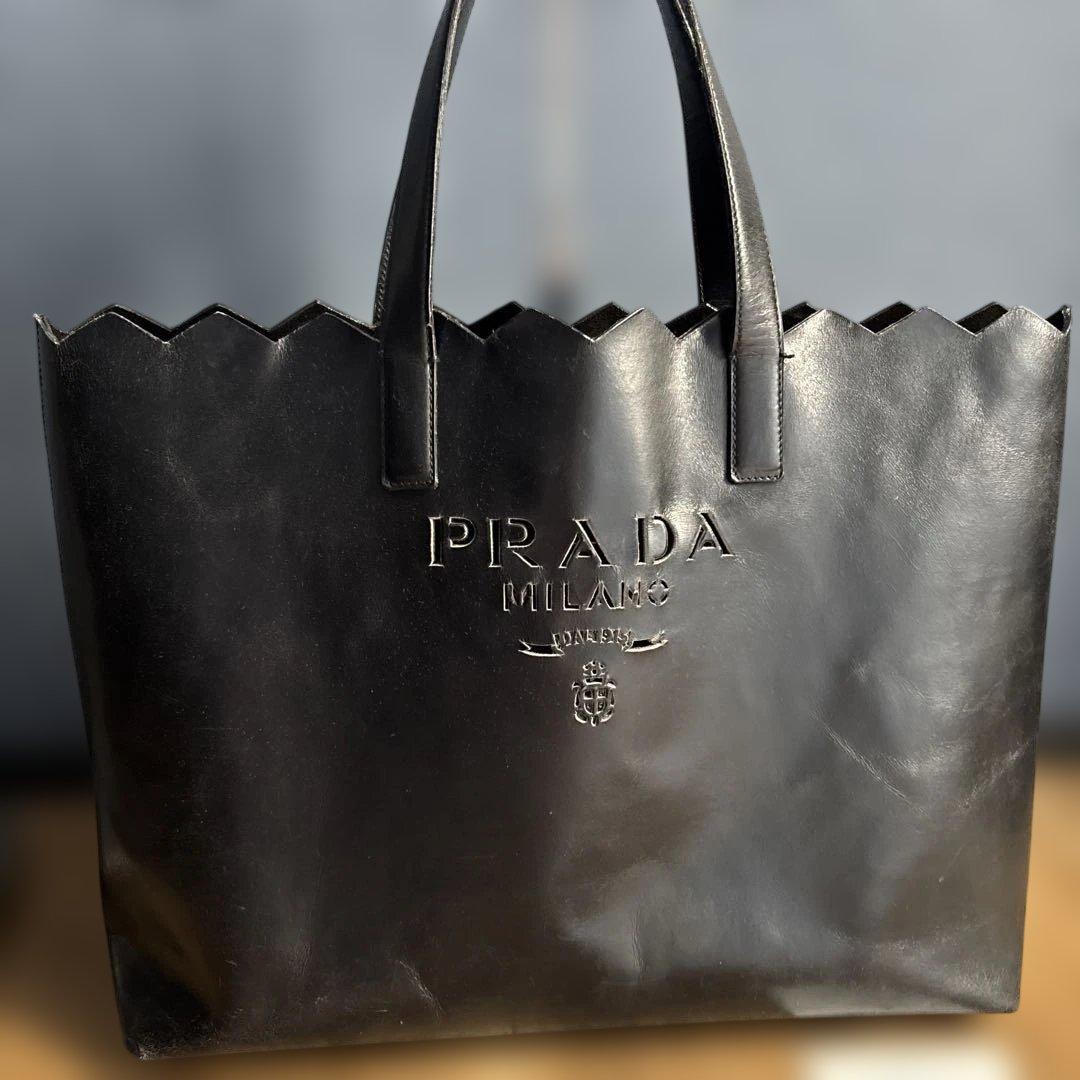 PRADAトートバッグ型抜きロゴ