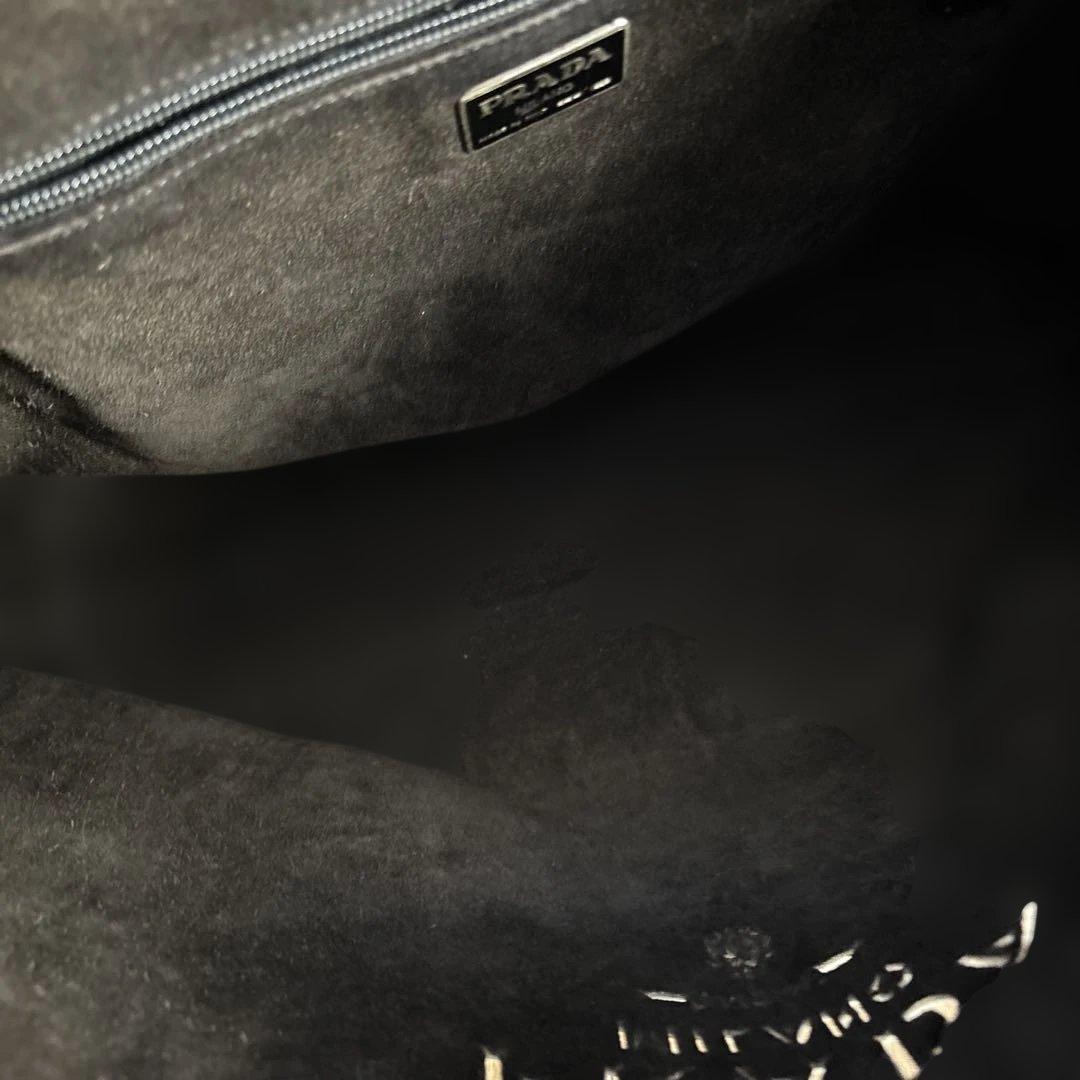 PRADAトートバッグ型抜きロゴ