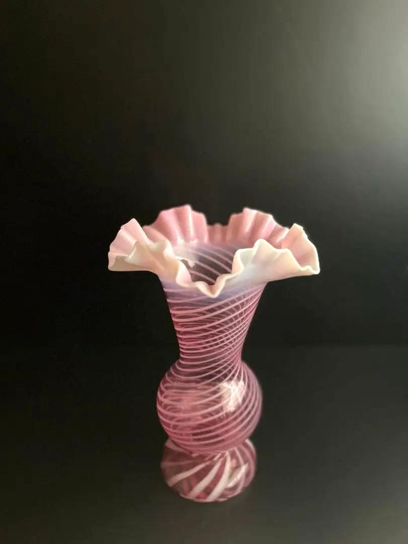 692 骨董 アンティーク ピンクオパール渦巻き紋様花瓶 フリルガラス 明治