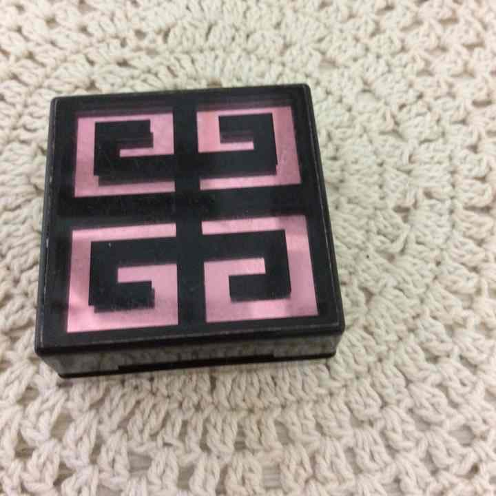 売り切れました。ジバンシー プリズムアゲイン