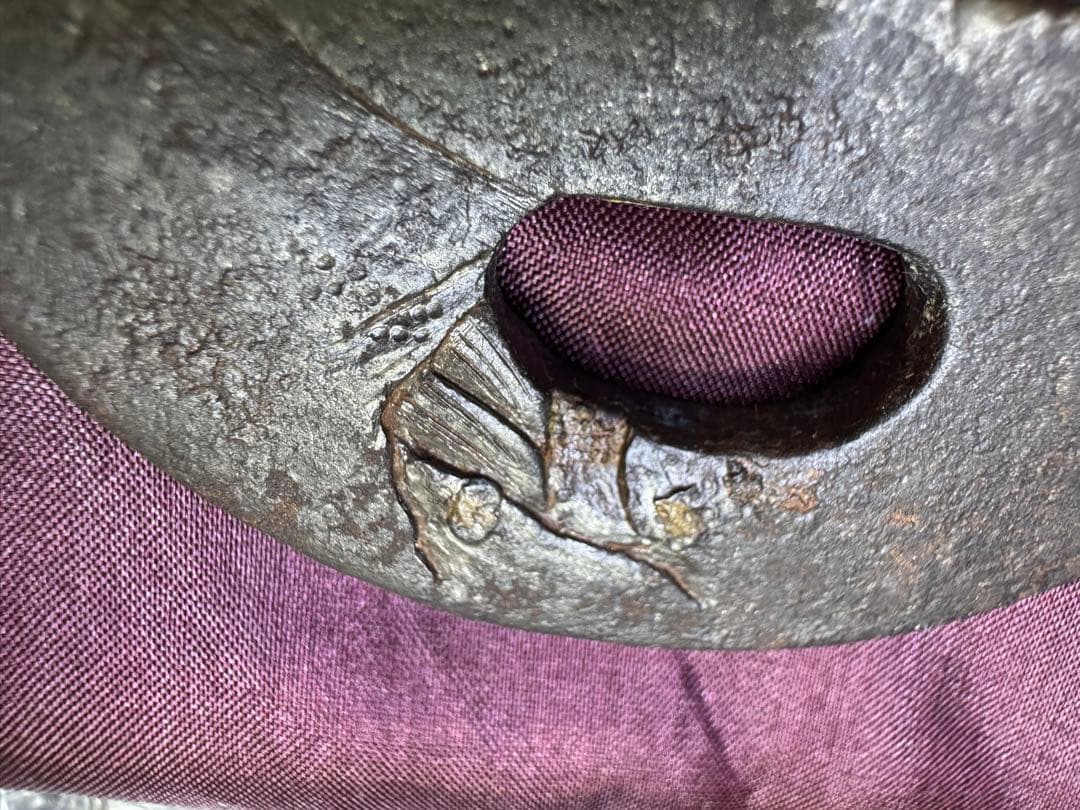 上作　刀苑社審查委員會　認定書　会津　正阿弥　関羽之鐔　鉄丸型両櫃関羽の高彫象嵌