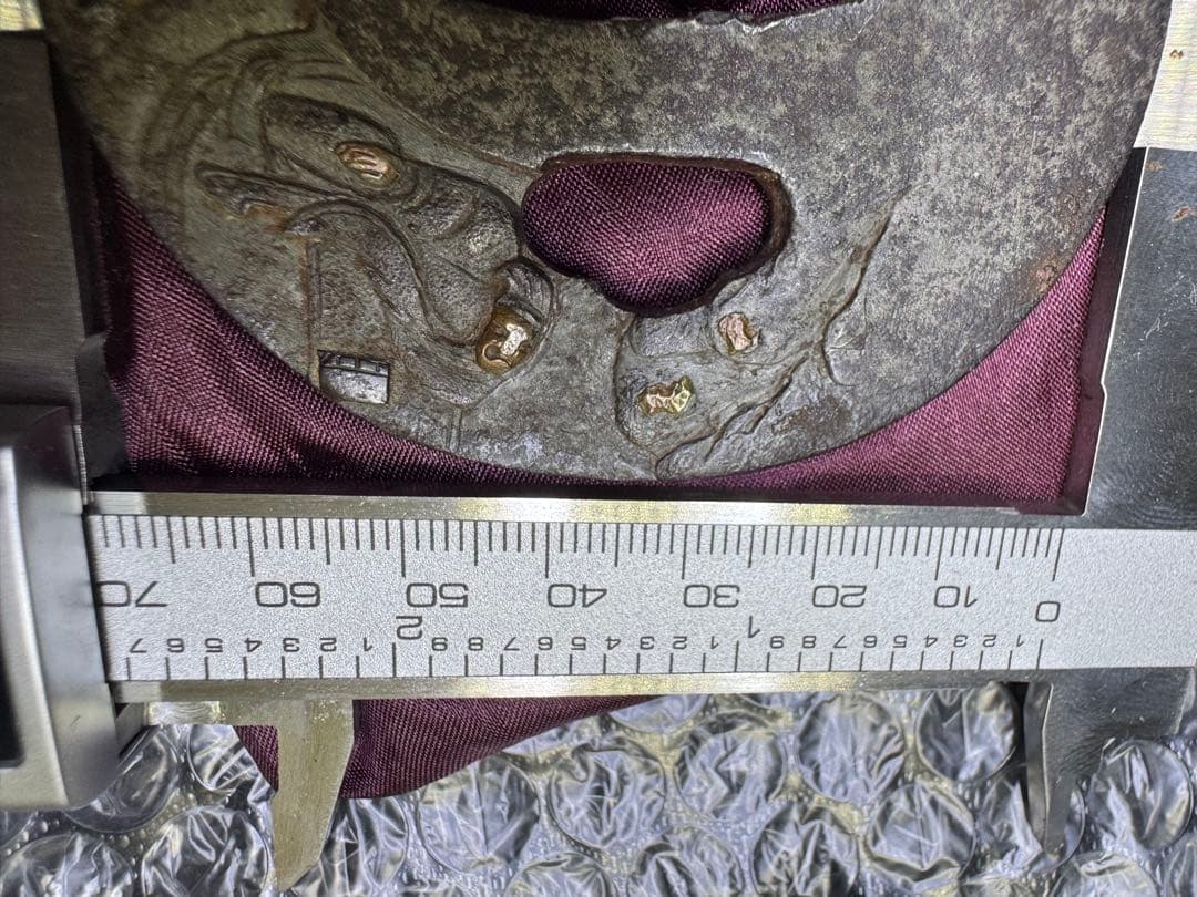 上作　刀苑社審查委員會　認定書　会津　正阿弥　関羽之鐔　鉄丸型両櫃関羽の高彫象嵌