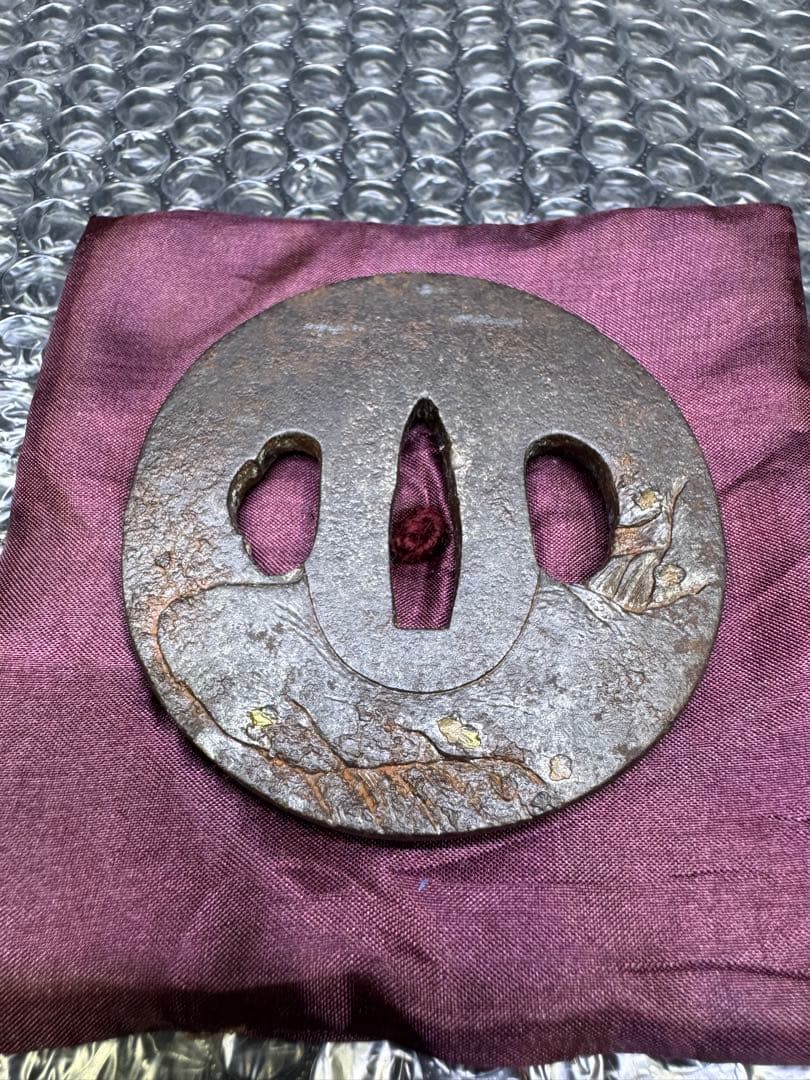 上作　刀苑社審查委員會　認定書　会津　正阿弥　関羽之鐔　鉄丸型両櫃関羽の高彫象嵌