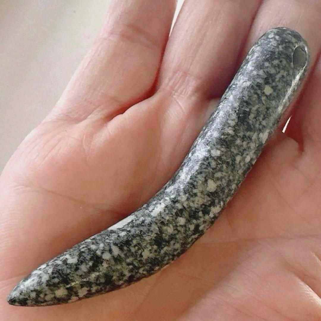 遠野の霊石　牙型　獣型　牙勾玉　高波動　ハンドメイド　7.8cm大