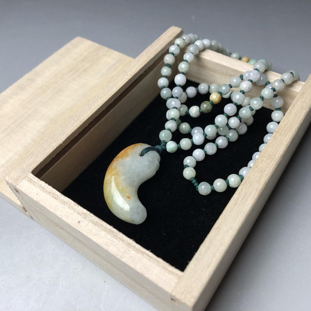 勾玉　本翡翠 ペンダント ネックレス 　木箱付き