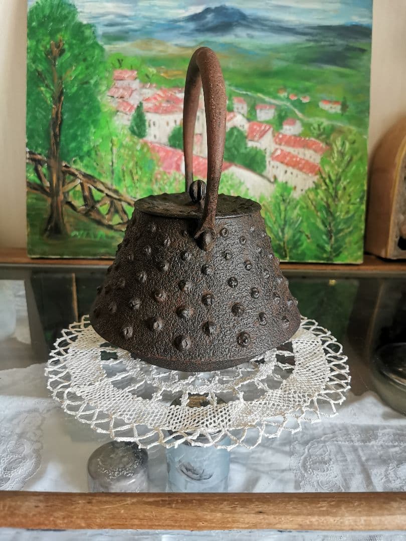 和骨董 重厚な1.5Ｌ南部あられ鉄瓶 鉄器 古物 骨董 茶道具 茶釜 菊/蓮摘み