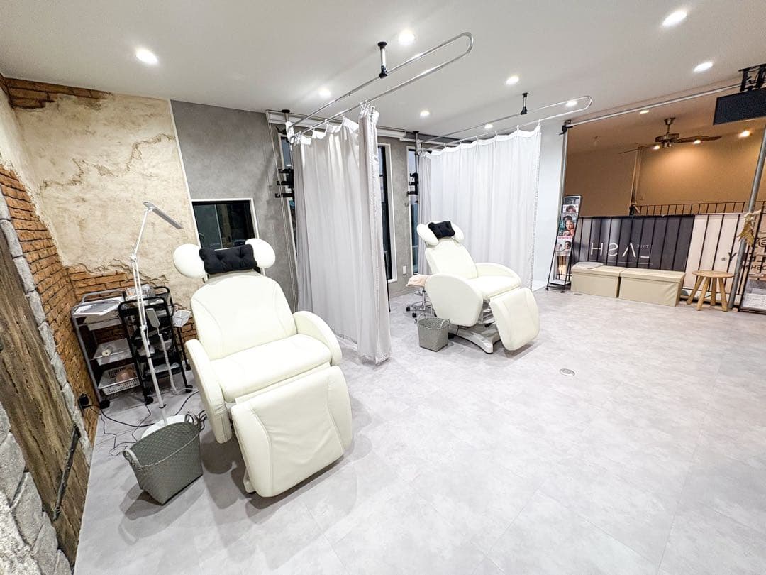 アイラッシュサロン/まつ毛パーマ/マツエク/電動昇降リクライニングチェア