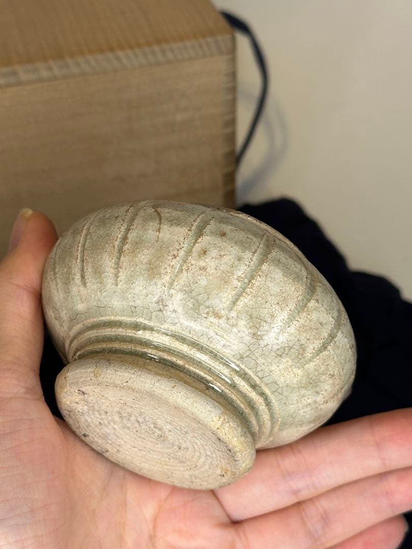 中国宋元時代 高古磁器 香合 小罐 蓮花浮彫蓋 石質感釉 灰白青色 貫入 箱付き