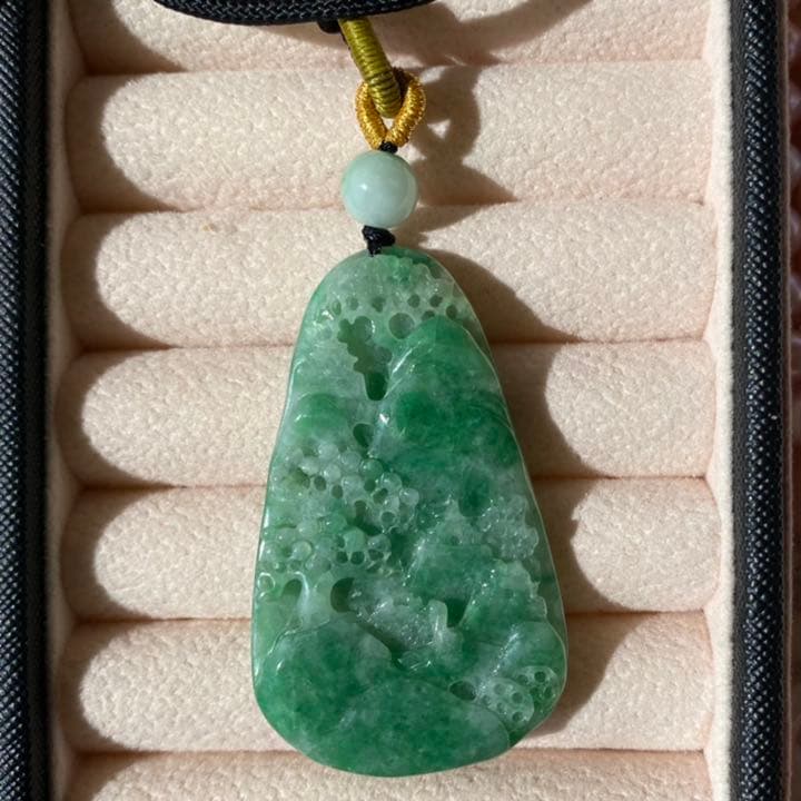 最終セール！J026ミャンマーAジェイド本翡翠　翠色山水風景牌 鑑定書付き