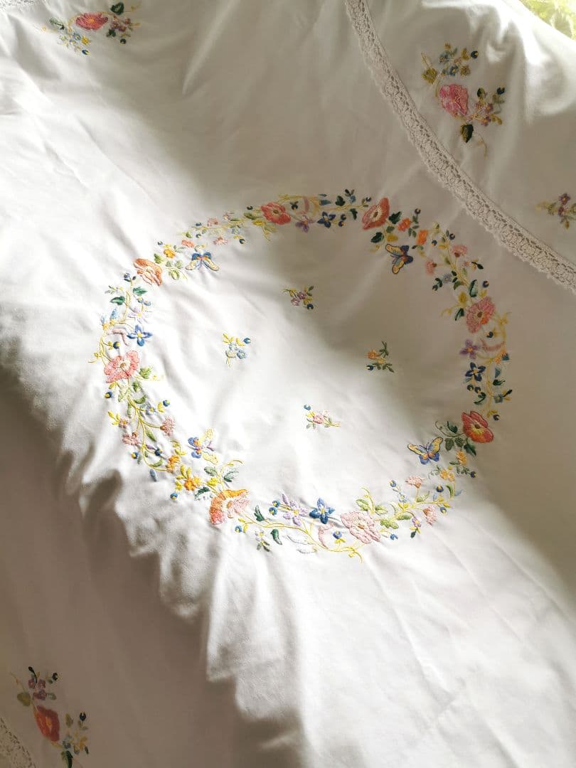 アンティーク花々と蝶の色糸エンブロイダリー ラウンドドイリー クロシェレース装飾