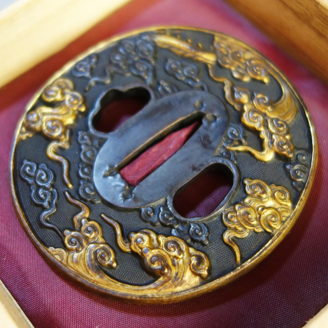 【雲龍図鍔 赤銅魚子地 高肉彫 鍍金】(鍔箱・布団付) 鍔 鐔 刀装具 武具