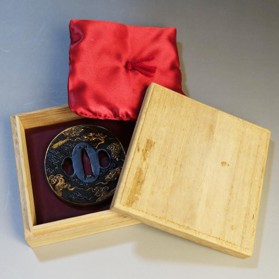 【雲龍図鍔 赤銅魚子地 高肉彫 鍍金】(鍔箱・布団付) 鍔 鐔 刀装具 武具