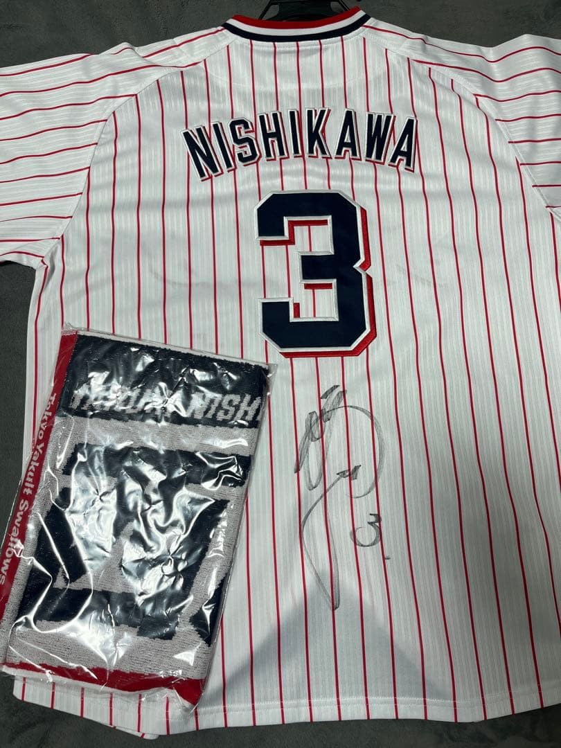 元ヤクルト西川遥輝　直筆サインユニフォーム＆未開封タオル