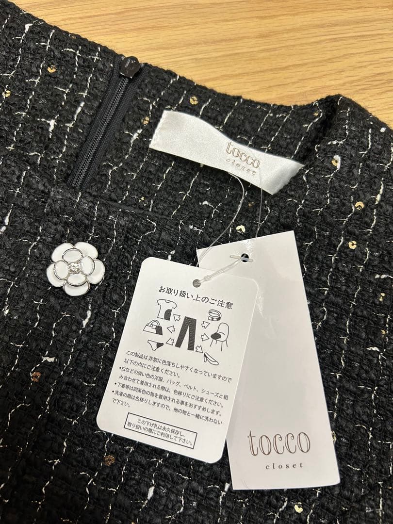 【新品　タグ付き】トッコ　フラワー飾り釦付きスパンコールツイードタイトワンピース