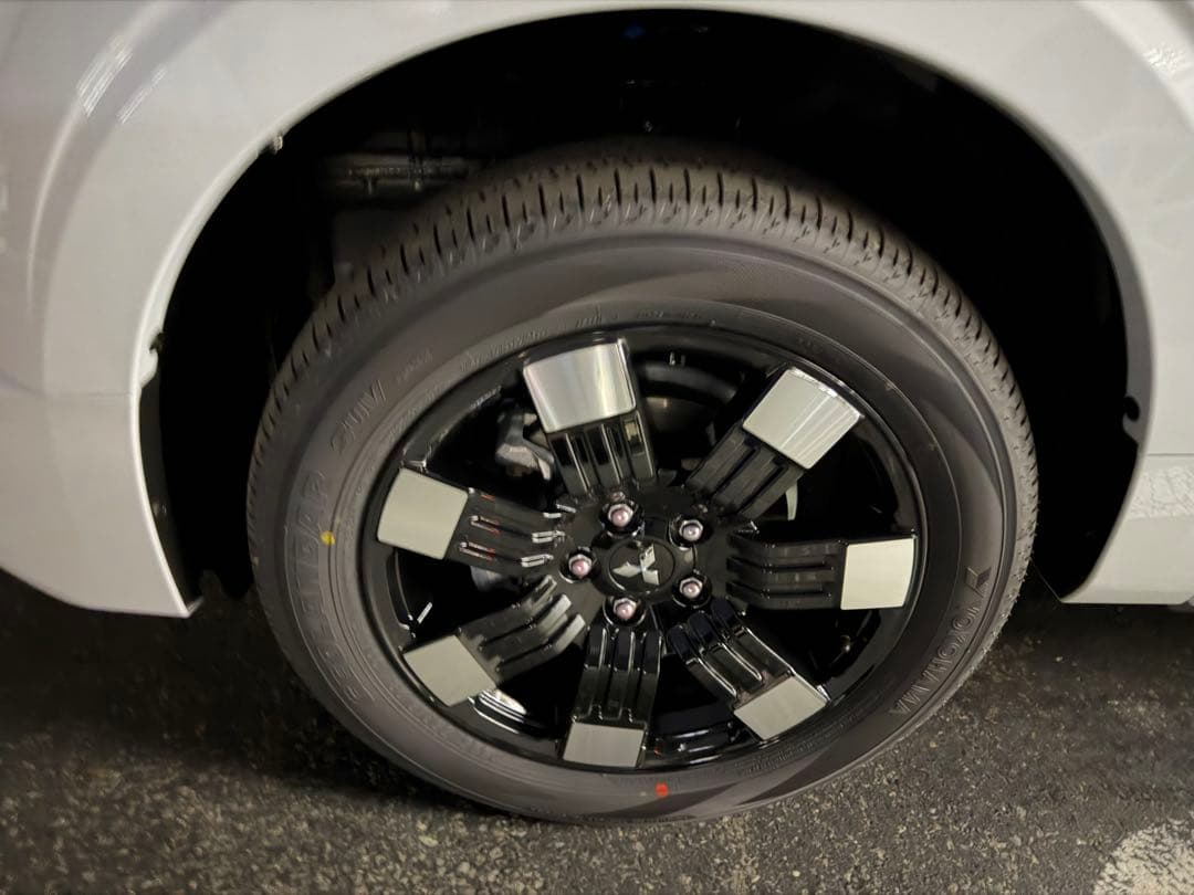 T*.様 新型デリカD5 18インチ ブラックシルバー ホイールセット　新車外し