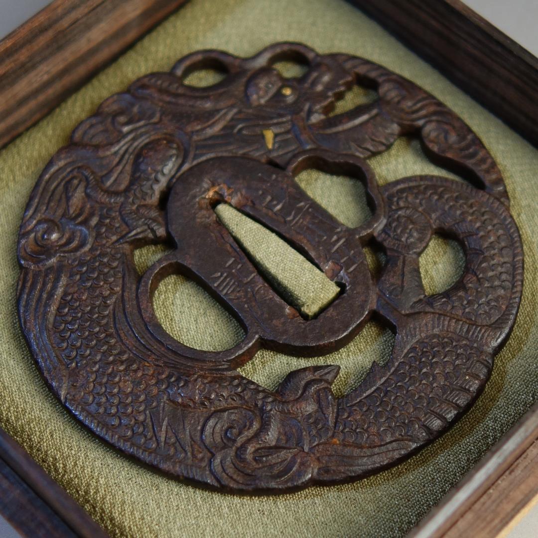 【 在銘 越前住記内 雲龍透鍔 】(鍔箱・布団付) 鍔 鐔 刀装具 武具 骨董