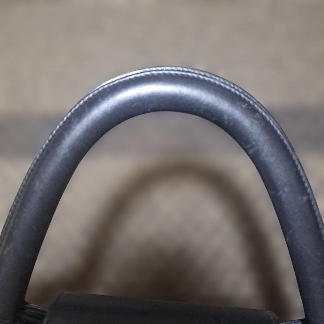 Cartier　黒のハンドバッグ 金色リング付き