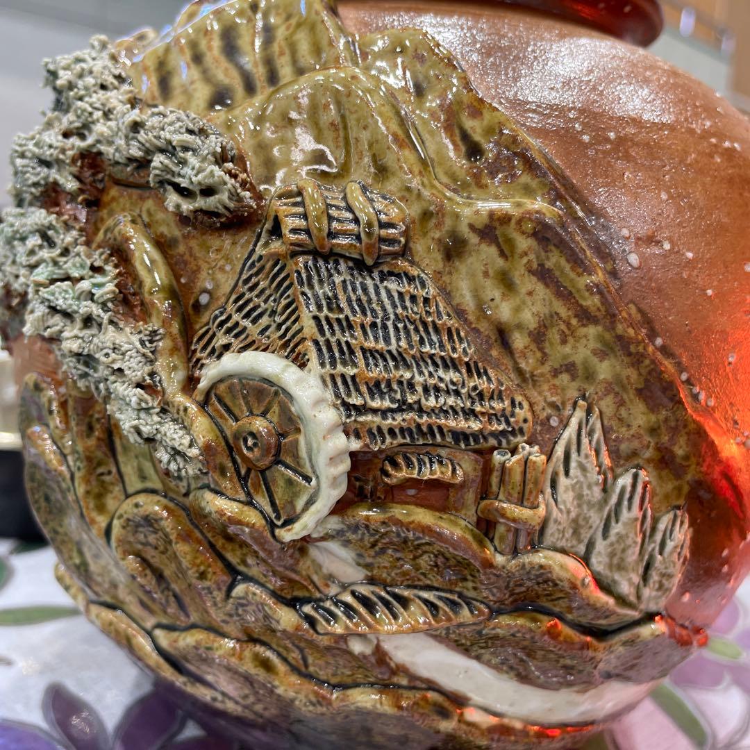 信楽焼の山と松の彫刻花瓶