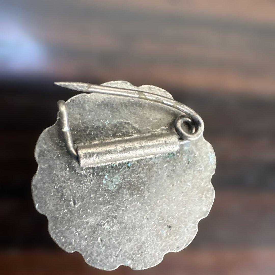 赤い星デザイン ピンバッジ　　ビンテージ品