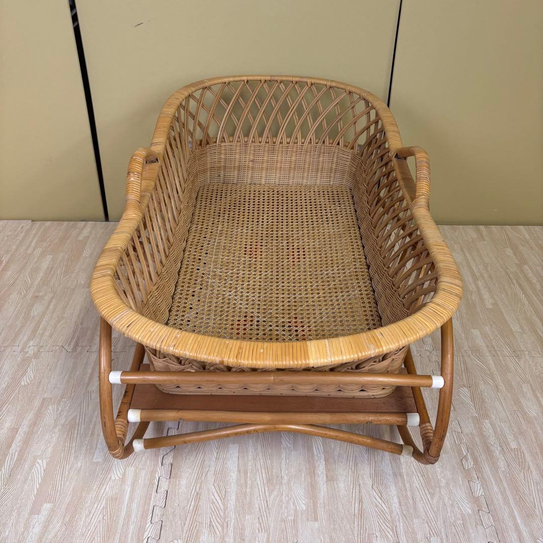 籐のベビーベッド　ゆりかご　キャスタースタンド付　アンティーク