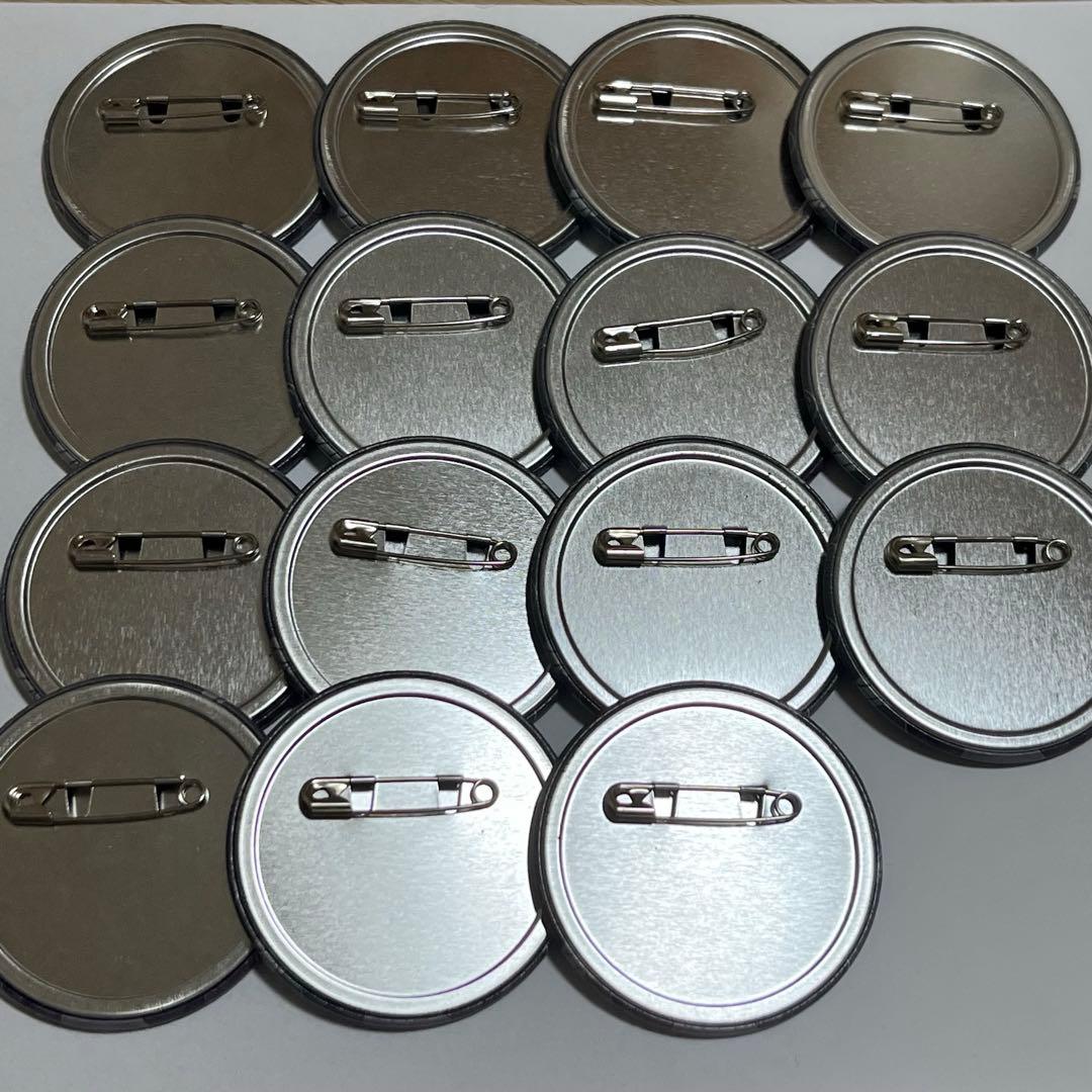 カラフルピーチ　うり　缶バッチ