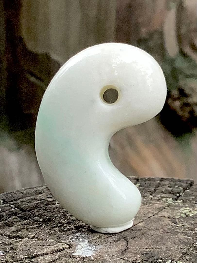 ✳綺麗な淡い緑入り　糸魚川翡翠勾玉　本物の守護石　お守りにお身近に　鑑別書取得付