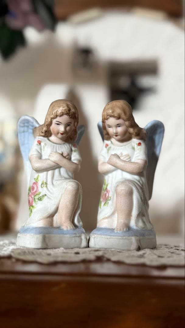 小さなフランス製磁器の双子のエンジェル像