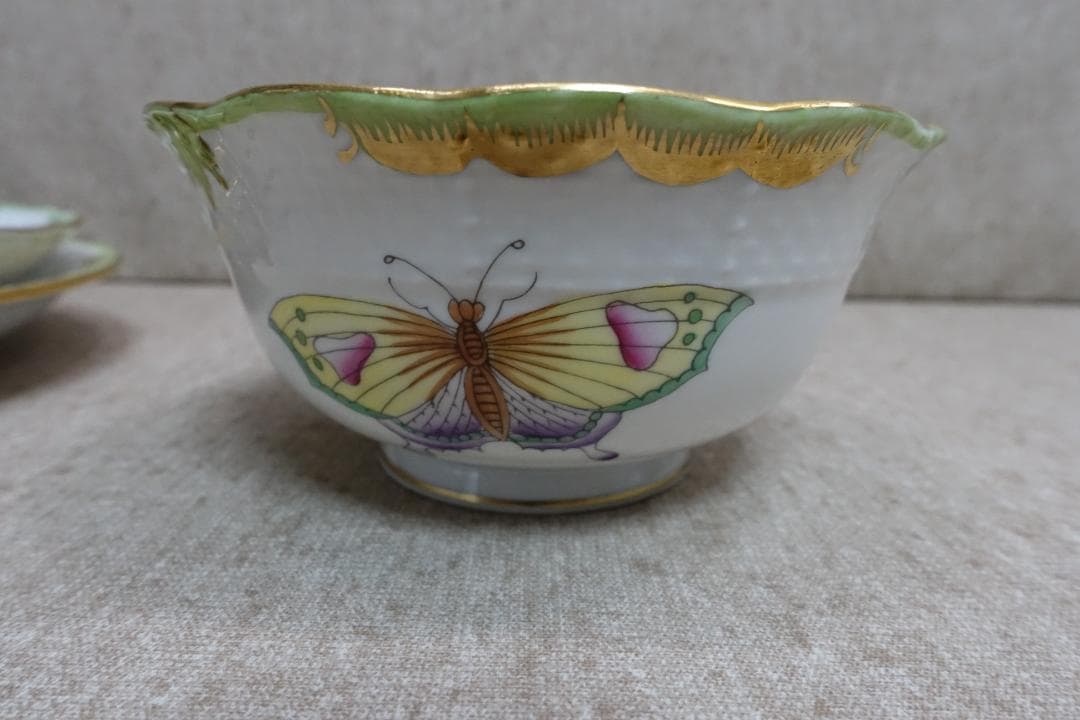 訳あり！ヘレンドヴィクトリア ティーカップ、ソーサー２枚