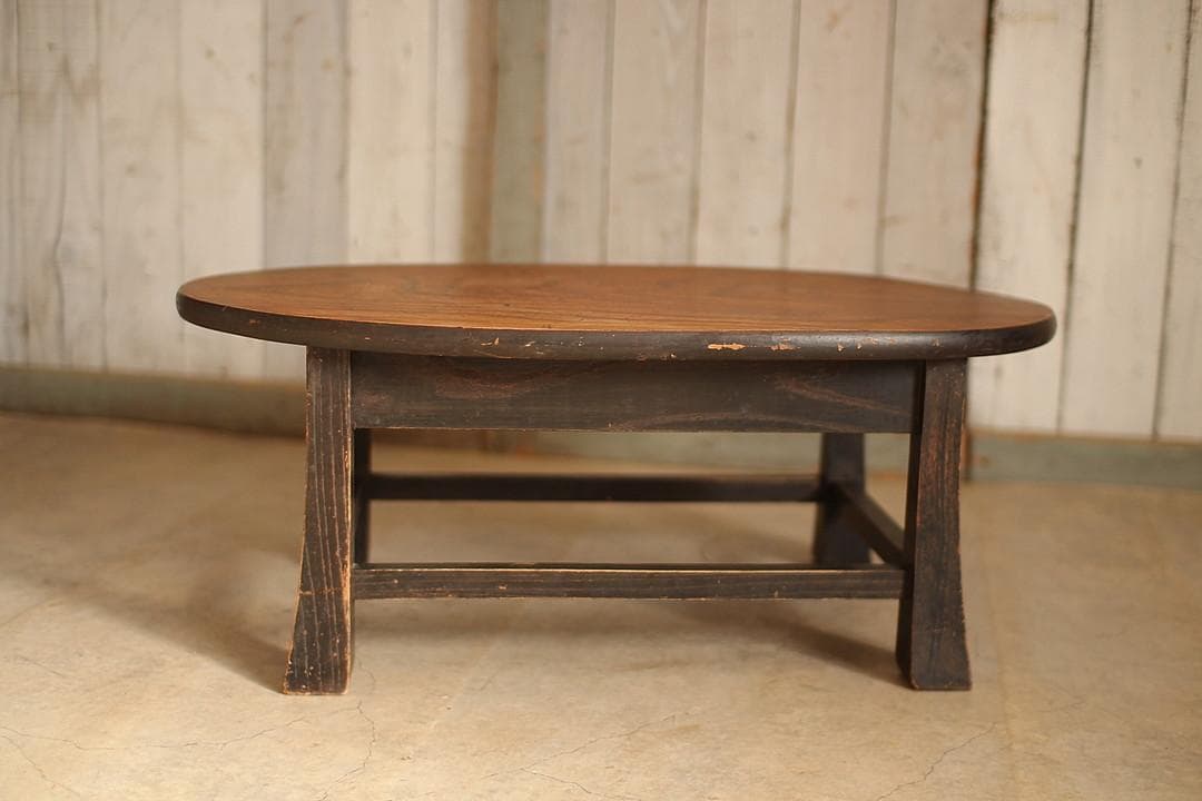 古いオーバル型の小ぶりなテーブル　ちゃぶ台