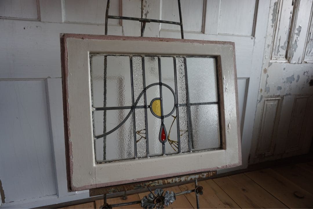 金継ぎされたアンティークステンドグラスの窓