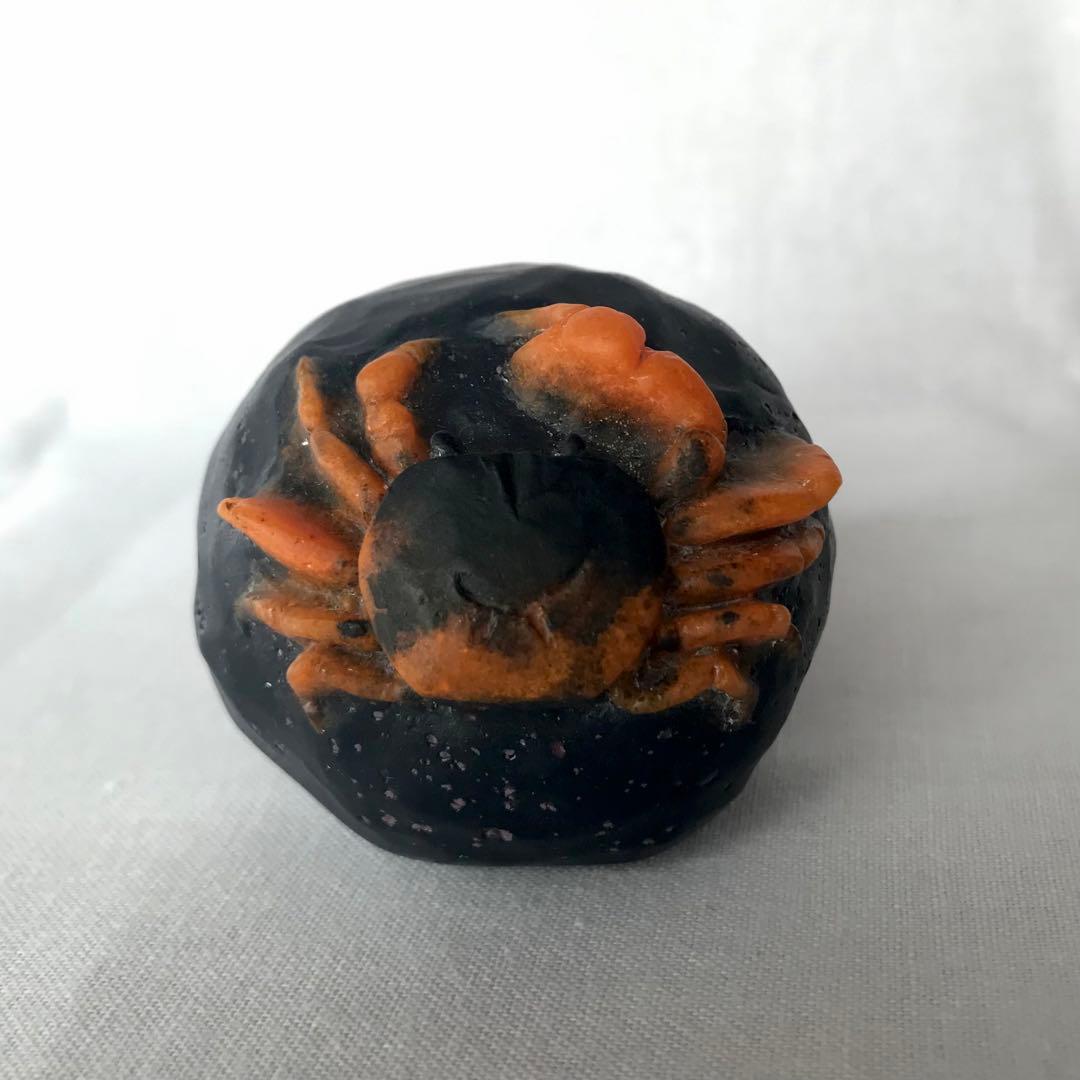 「岩に凝っとする沢蟹」　置物　ペーパーウェイト　パートドヴェール