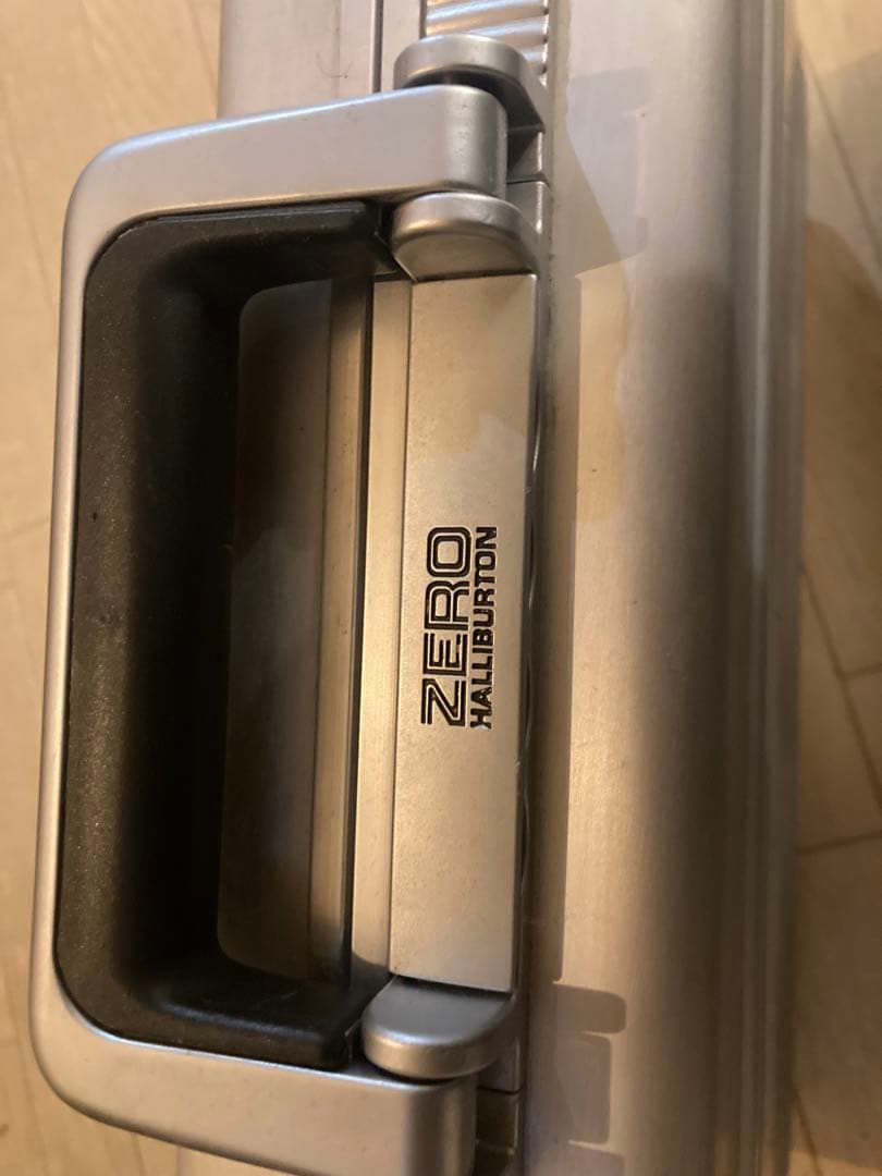 ZERO HALLIBURTON セキュリティケース 中型 シルバー