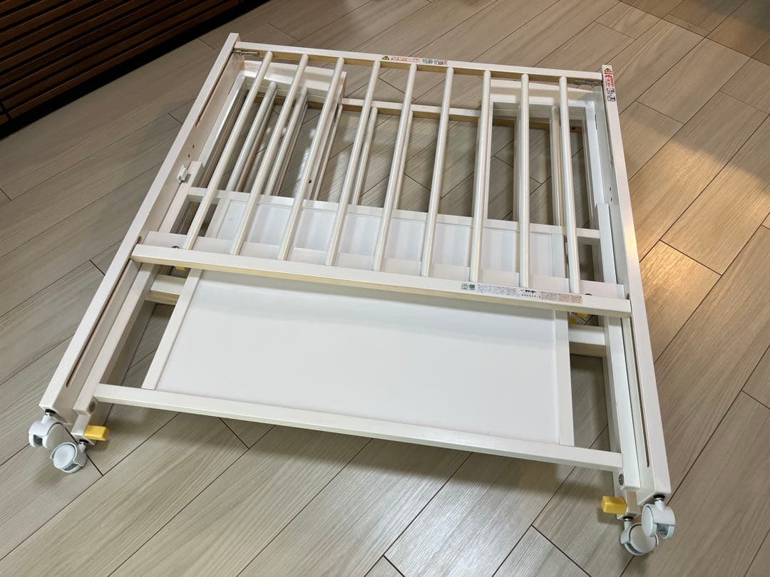 日本製のワンタッチ折りたたみハイタイプミニベビーベッド（キャスター付き）