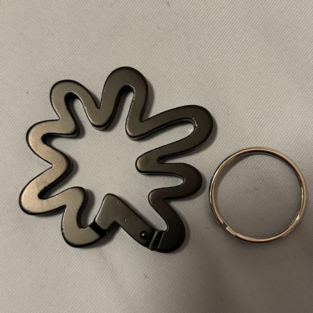 藤井風　花　黒　カラビナ