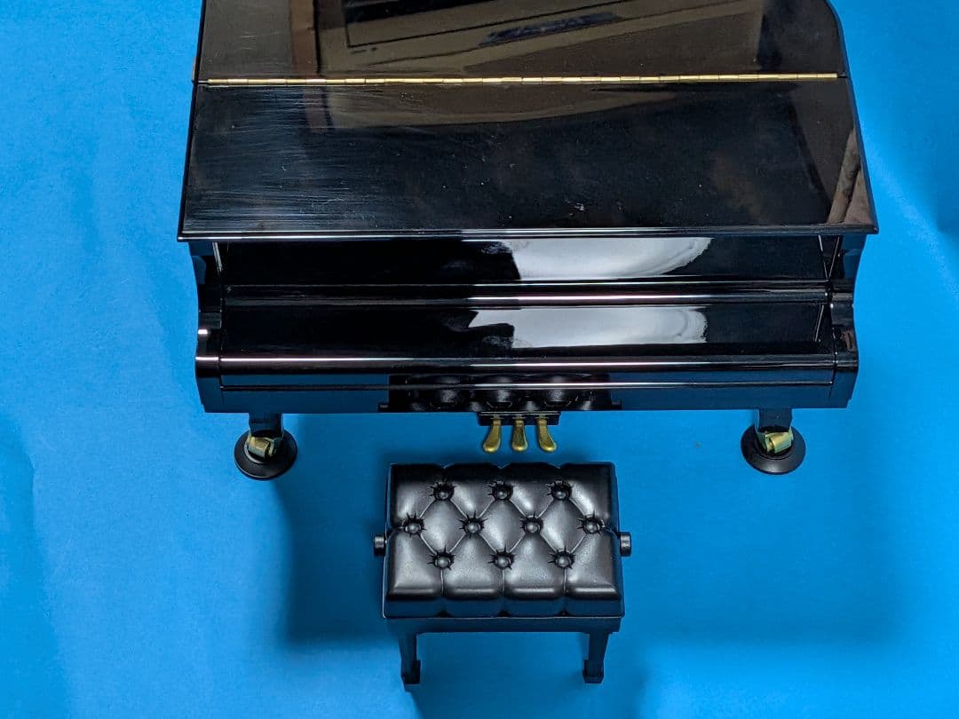 黒のグランドピアノと椅子