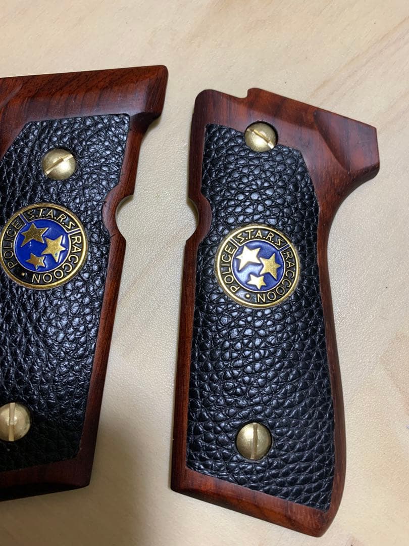 レア物　新品ベレッタ m9用サムライエッジ木製、革グリップ　メタリオン金属製