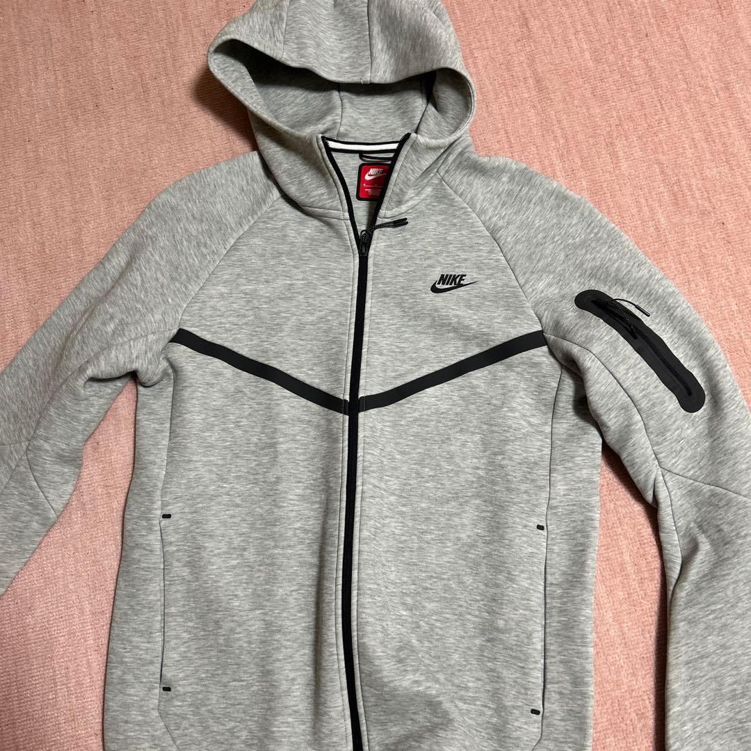 Nike テックフリース　上下セット パーカーM ズボンLサイズ。