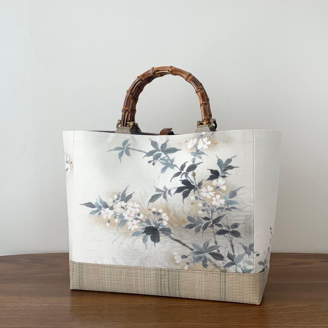 A4サイズ対応　紬帯　手描きの枝桜　リメイク　バンブーハンドルバッグ　ポーチ付き