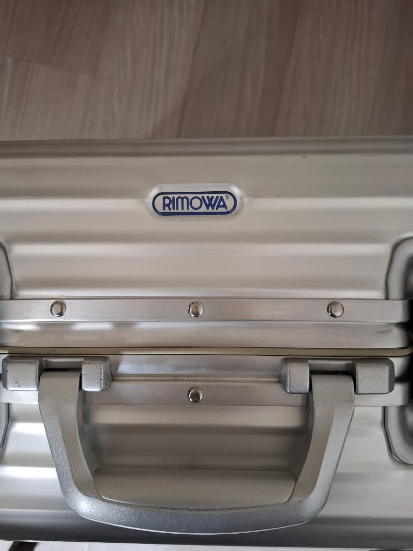 リモワ「トパーズ」48L 4輪シルバー