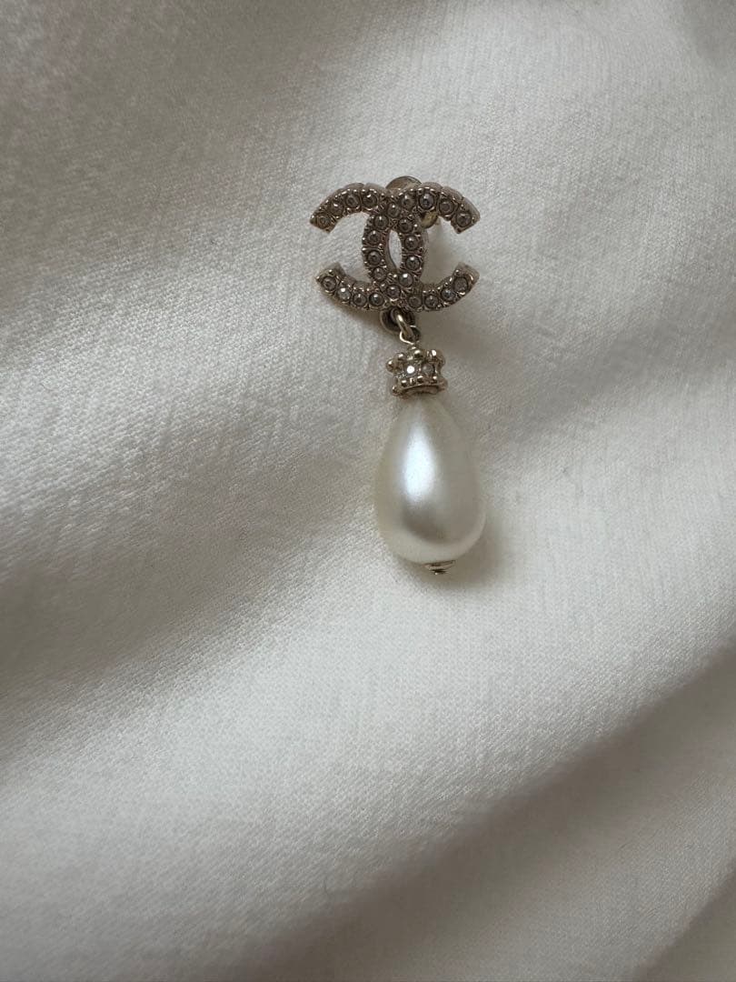 CHANEL ロゴ付きパールピアス(片耳用)