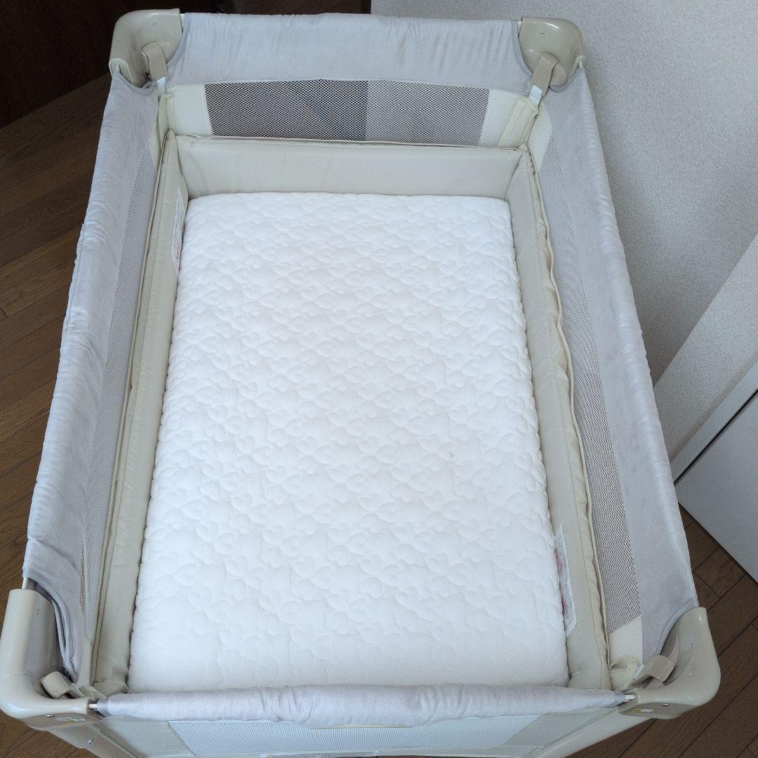 アップリカ　ココネルエアープラス　ベビーベッド　 西川敷き布団とパッドシーツ付き