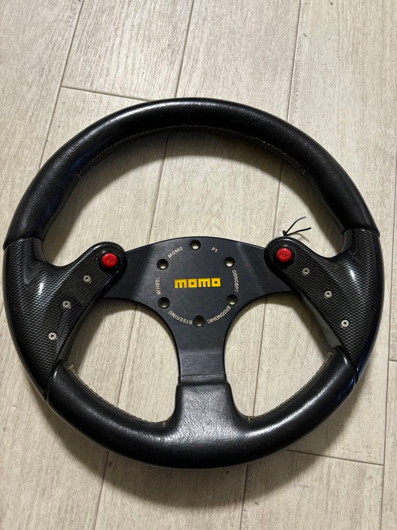 momo スポーツステアリング 黒 カーボンファイバー